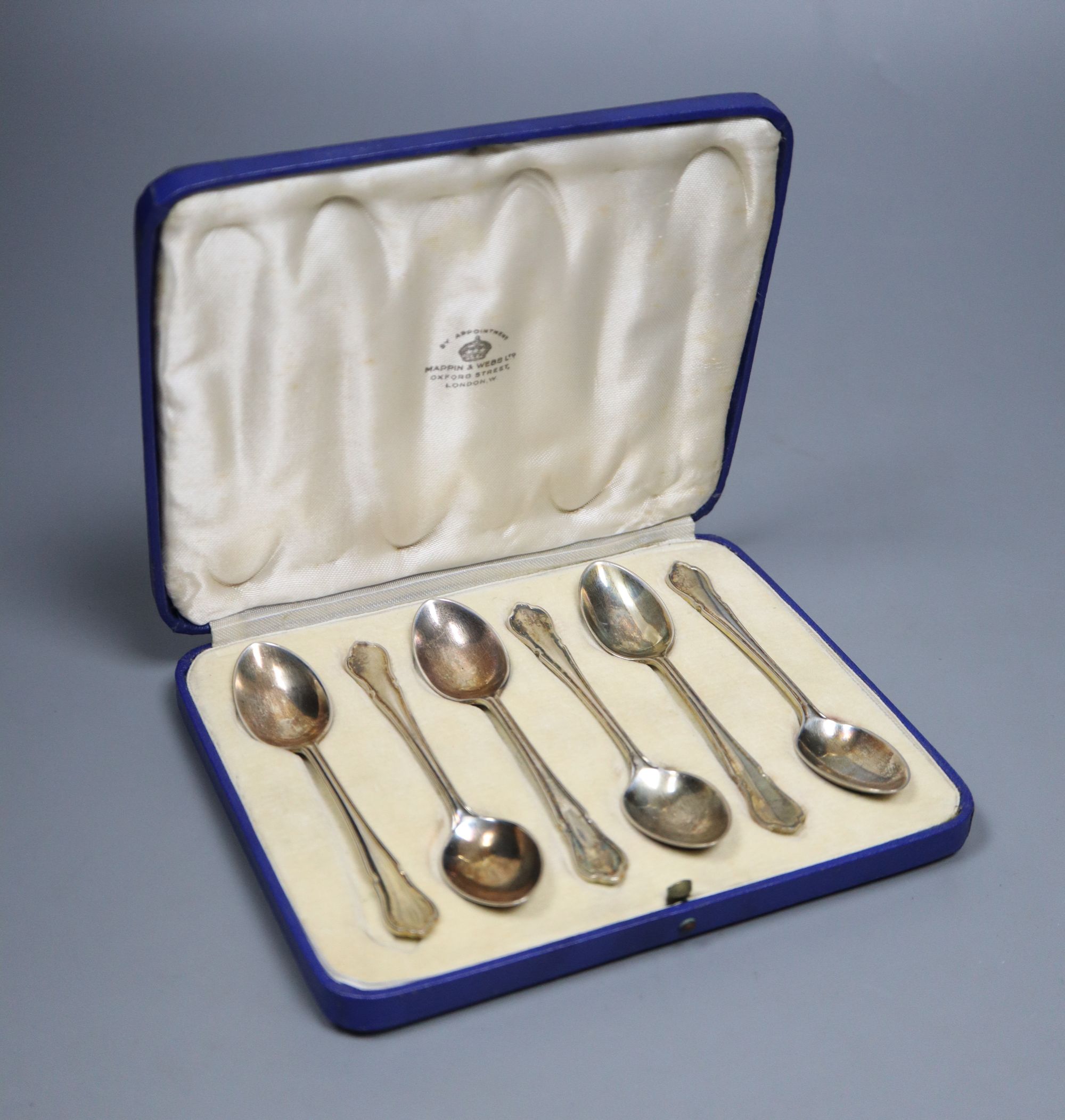 A set of six George VI silver teaspoons, cased, Sheffield, 1939, 88 grams.